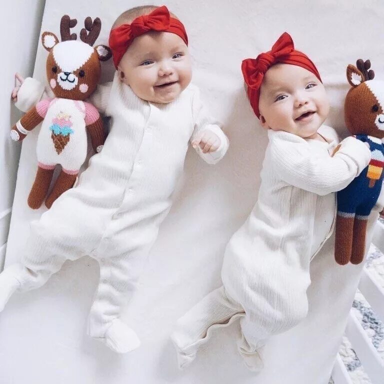 Близняшки новый год. Новогодняя фотосессия с двойняшками. Новогодняя фотосессия с двойней. Новогодняя фотосессия для двойняшек 4 года. Новогодняя фотосессия двойняшки 5 лет.