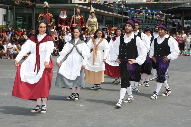 Национальный костюм Андорры. Национальная одежда Андорры. Андорра народ. Андорра каталонская культура. Сан марино андорра