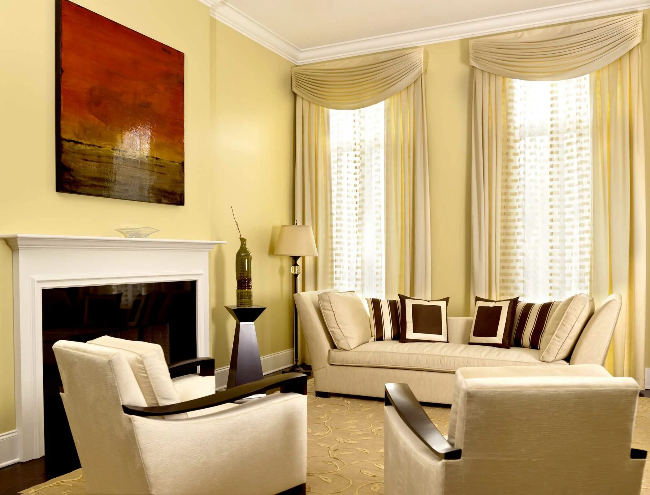 Шторы на два окна. Занавески для зала. Шторы в гостиную. Зеленые шторы в гостиной. Камин между окнами в гостиной.