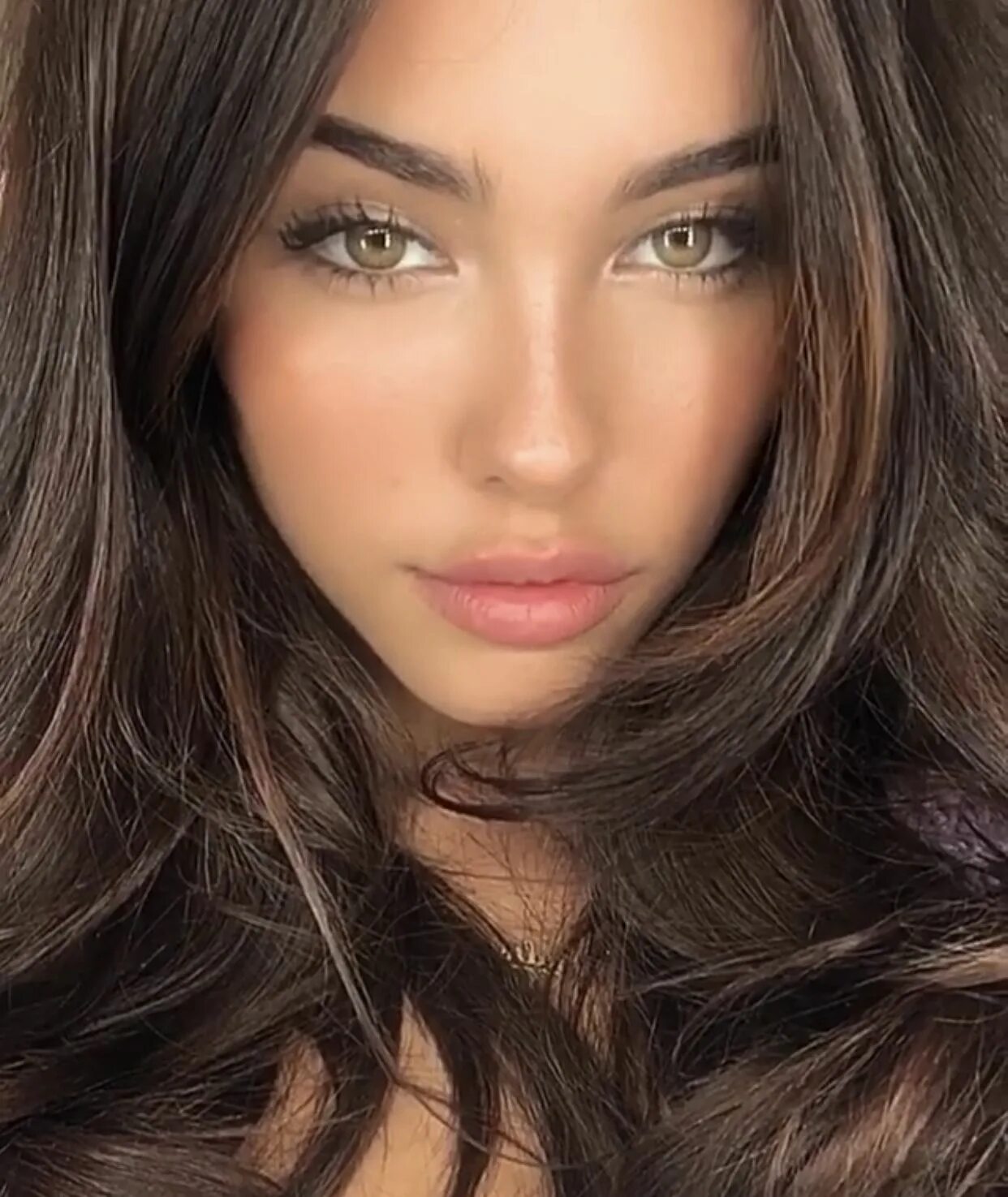 Брюнетки светлый цвет. Madison Beer 2023.