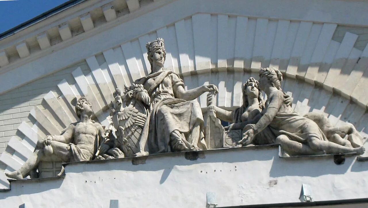 Нептун на здании биржи в санкт-петербурге. Биржа васильевский остров нептун. Здание биржи скульптор. Нептун на бирже спб. Здание биржи на стрелке васильевского острова скульптуры.