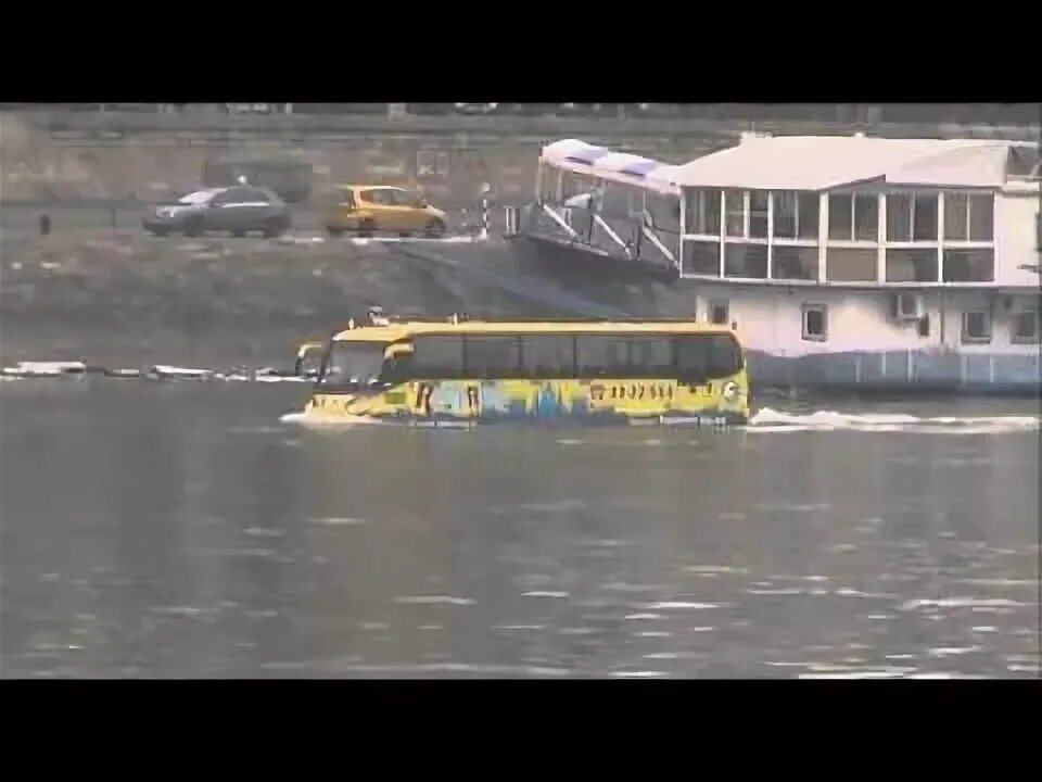В окне автобуса поплыл. Водоплавающий автобус в Владивостоке.
