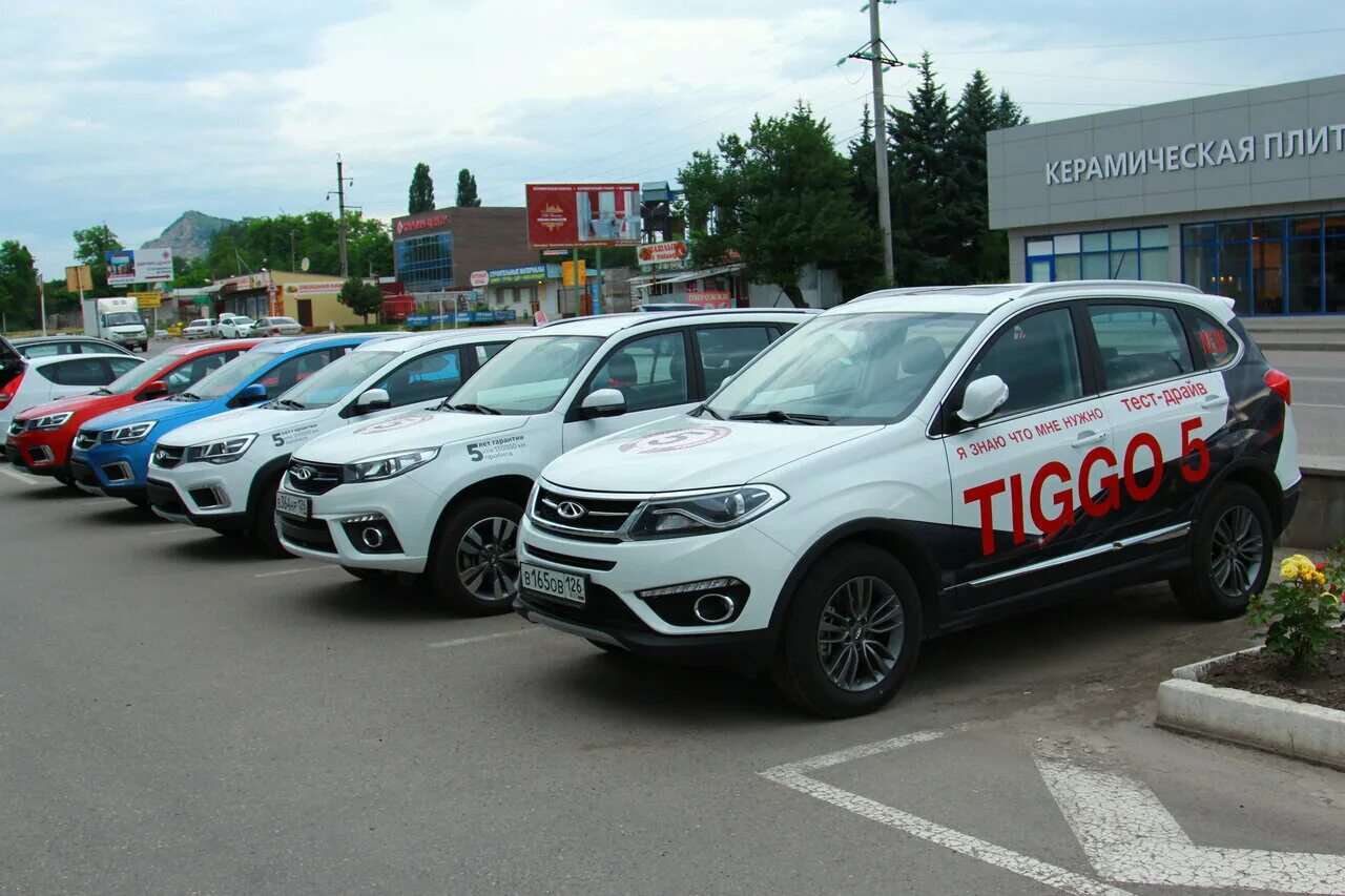 Освещение в автосалоне. Дилер чери ставрополь. Chery автосалон. Дилер чери ставрополь. Автолюкс пятигорск.