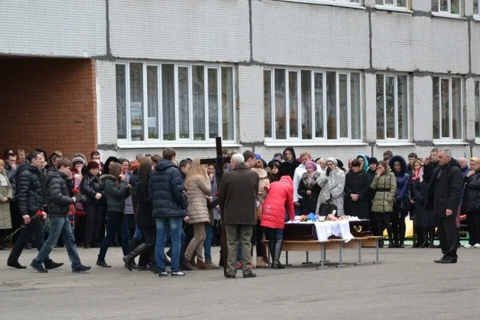 Сколько погибших в школе. Пинск 11 школа. Школа Покойное. Прокопьевск директор школы скончалась на линейке. Школа номер 11 смерть.