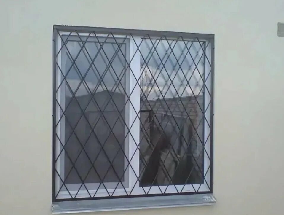 решетка оконная металлическая. решетки на окна. решетка на окно металлическая. решётки для окон железные. окно решетка revit.