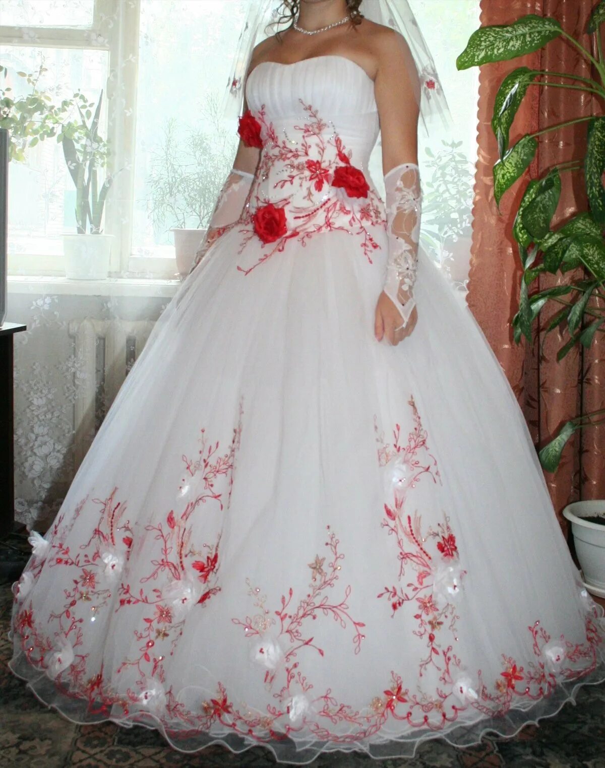 Куплю платье бу. Свадебное платье с красными розами. Свадебные платья с красными элементами. Свадебные платья с красным декором. Свадебное платье пышное с розами.