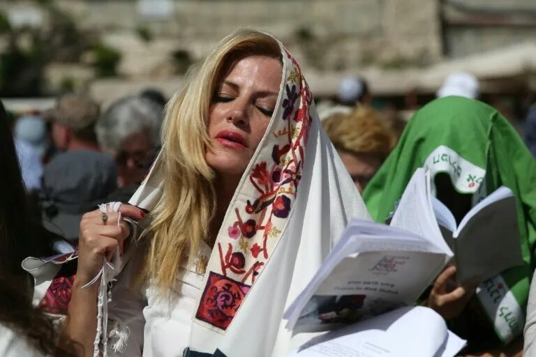 Женщины в иерусалиме. Женщины в иерусалиме. Женщина раввин. Одежда ортодоксов в израиле. Харедим в израиле женщины.