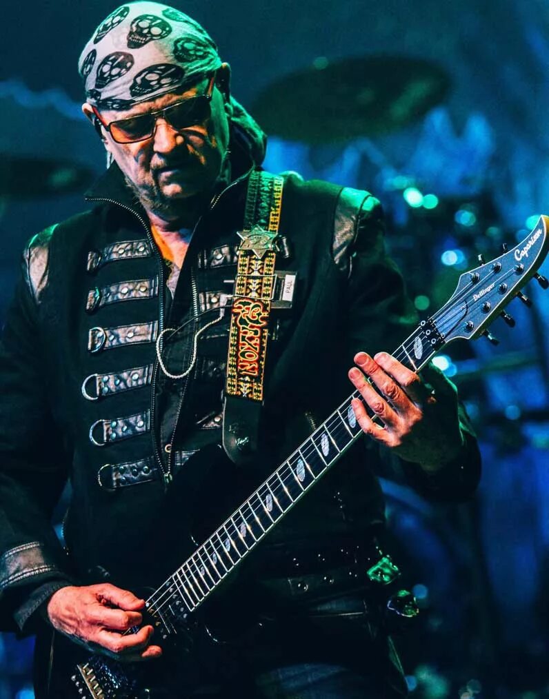 Vince clarke & paul quinn - one day. Paul "blute" quinn. Paul quinn. Пол куинн saxon. Пол куинн saxon.