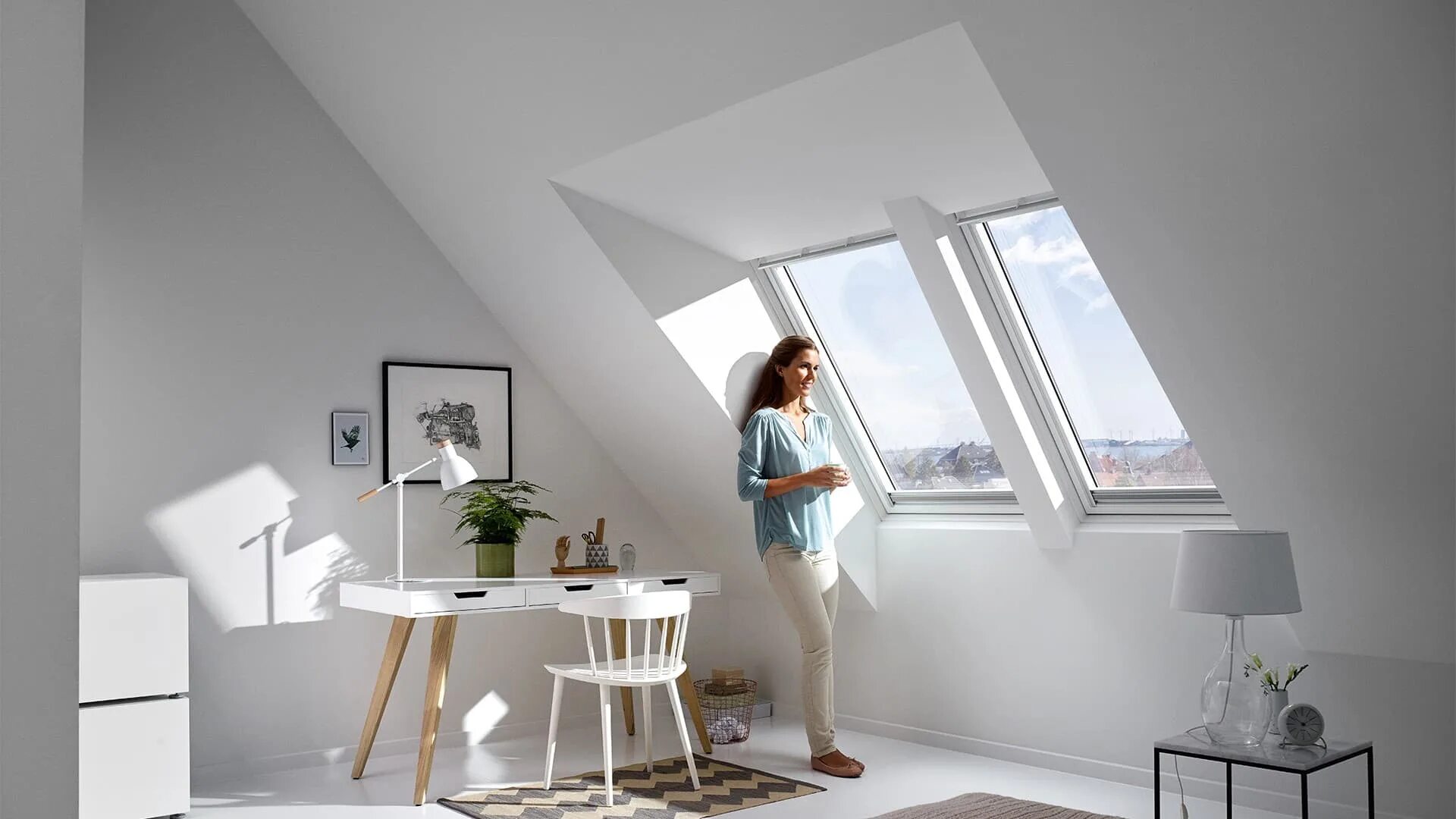 Мансардное окно velux. Лучшие мансардные окна. Мансардное окно факро. Мансардная крыша с окнами. Бра для мансардного окна.