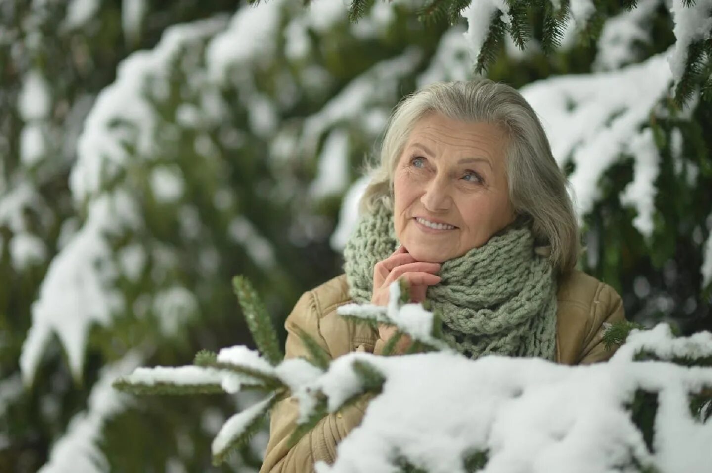 Старые женщины на природе. Пожилая дама зимой. Немолодая дама в зимнем. Пожилая женщина на природе зимой. Зимняя фотосессия немолодой женщины.