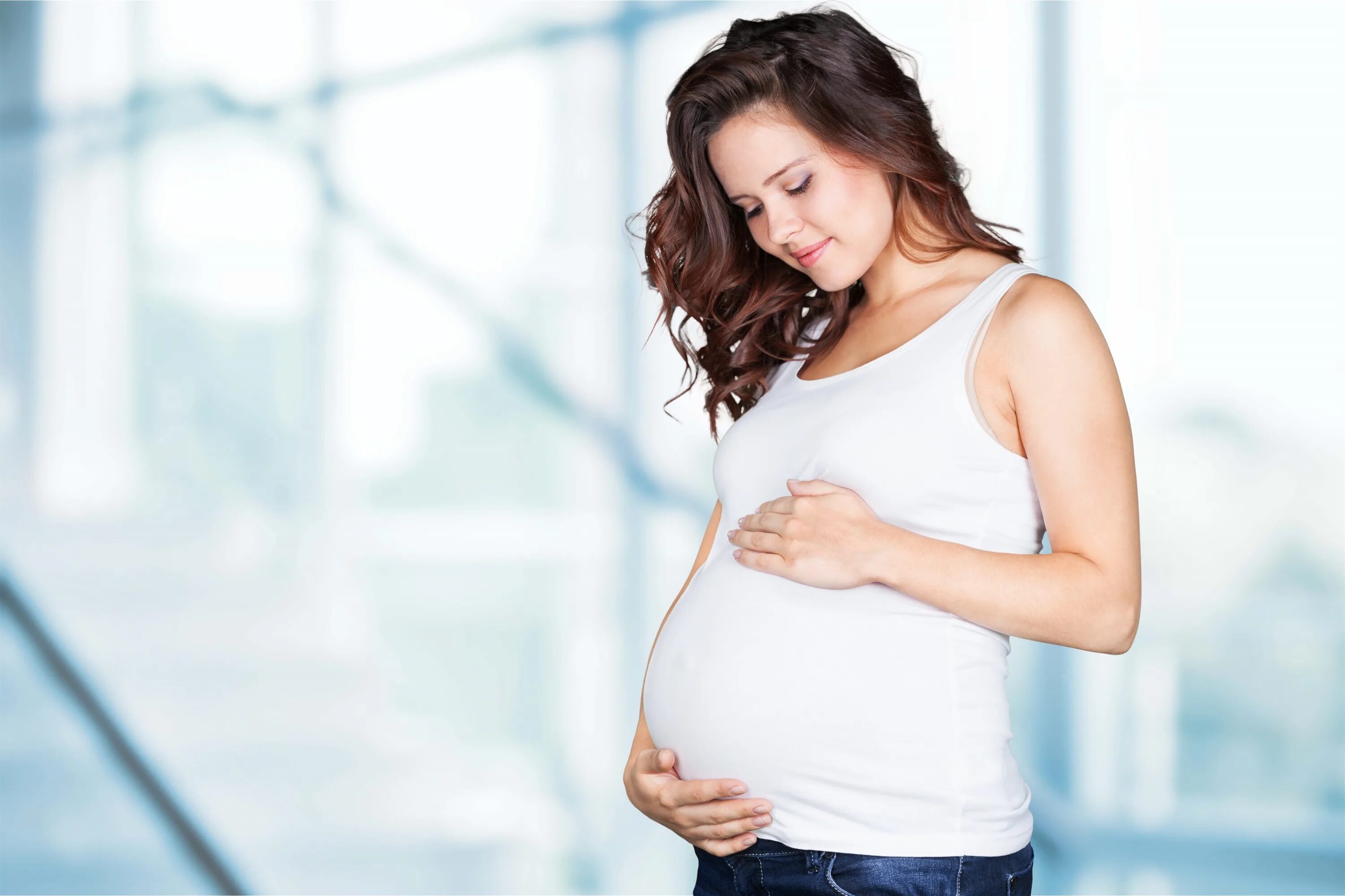 Женщина забеременела в 55. Молодые беременные женщины.