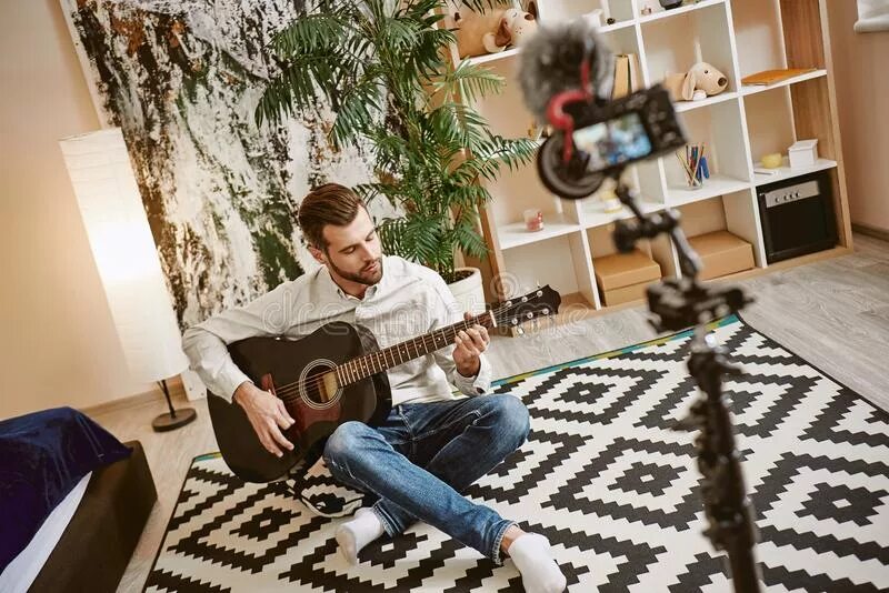 Люди в наушниках в метро. Уставший человек на стуле. Девушка сидит на полу. Образы для фотосессии для девушки. Парень играет на гитаре.