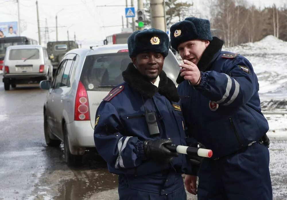 Негр милиционер. Чернокожие полицейские в России. Негр ДПС. Милиционер вася