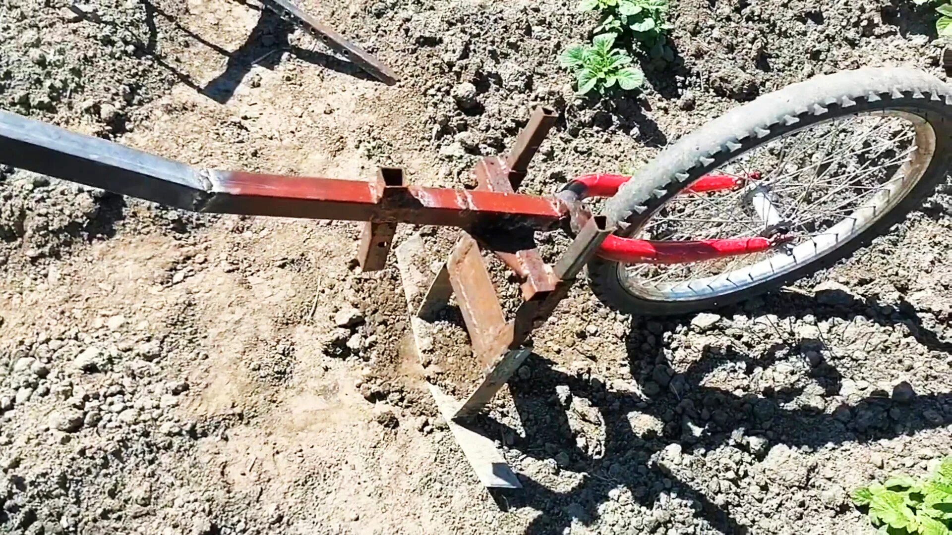 Окучиватель из велосипеда. Велосипед как сделать окучник. 35а. Ручной культиватор батрак тт. Ручной культиватор из велосипеда.
