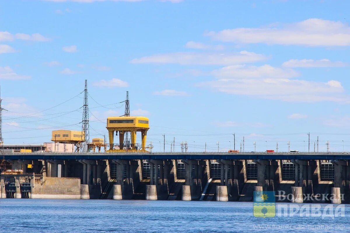 Волгоградская водохранилище Волжская ГЭС. ГЭС Волжского Волгоградской области. ГЭС разлив Волжская 2022. Высота ГЭС Волгоград. Волжский сброс воды 2023