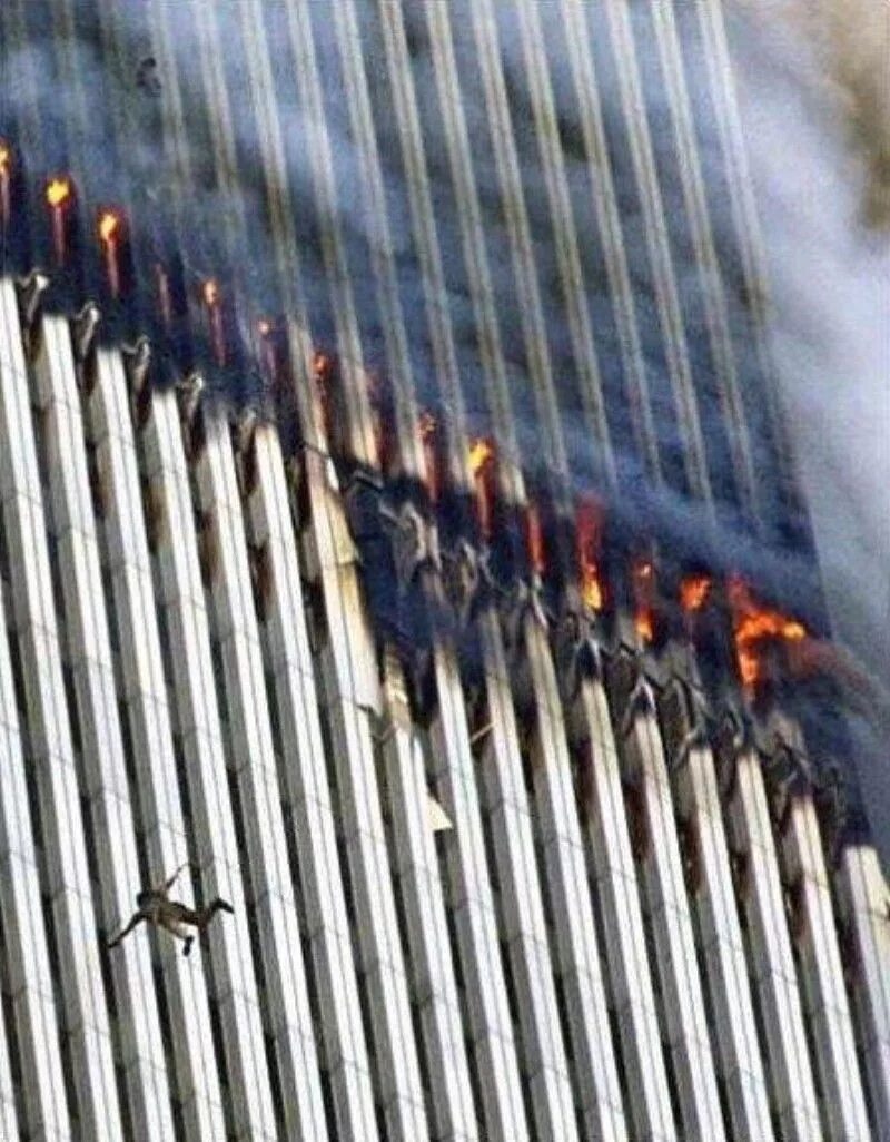 Люди падают из башен ВТЦ 11 сентября 2001 года.