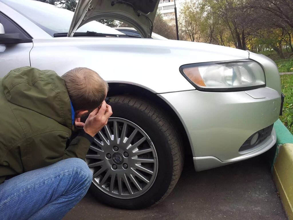 Полезное для автомобилистов. Знаки инвалид во дворе жилого дома. Проблесковый маячок синий на машине. Блондинка чинит машину. Что будет если машина долго будет стоять.