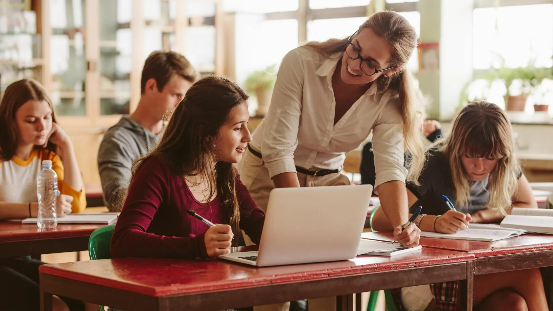 Преподаватель не проводит занятия. Педагог и студент. преподаватель и студент. учитель и подросток. учитель и студенты.