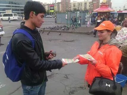 Раздача листовок у метро