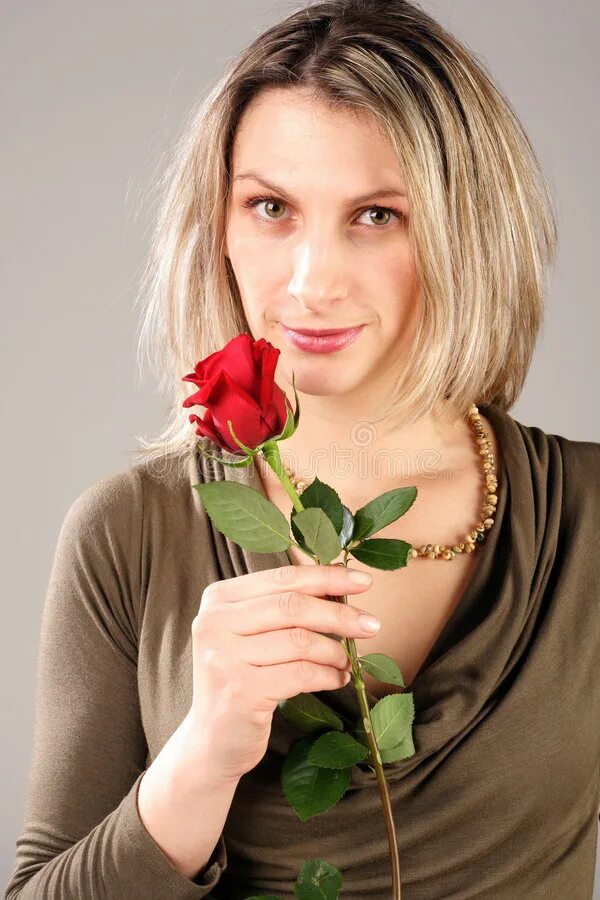 Женщина с розовыми цветами в руках. Girl holding a White Rose. Женщина е б