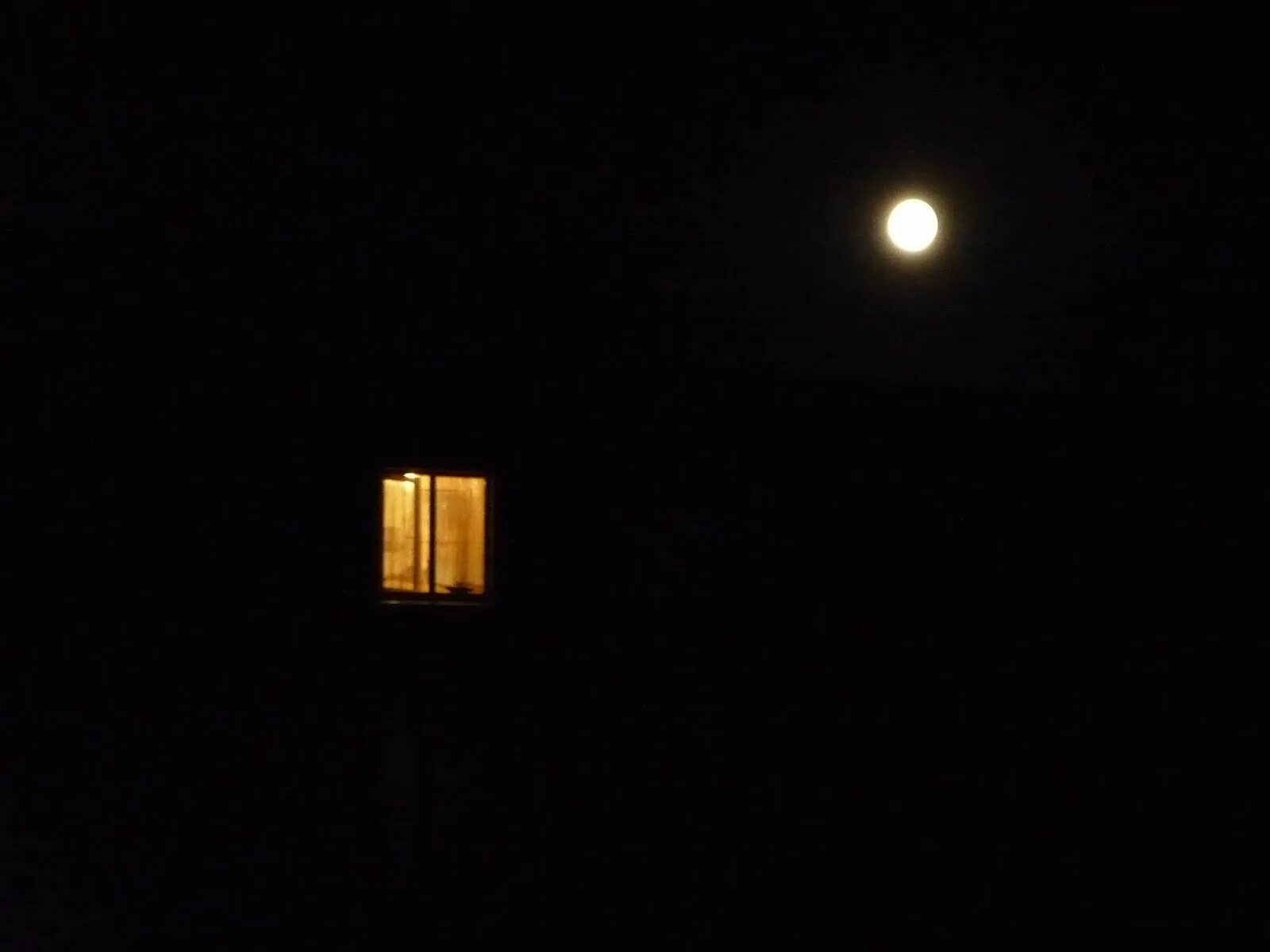 Светящееся окошко. Свет в окне ночью. Ночные окна. Свет в окне. Ночные окна домов.