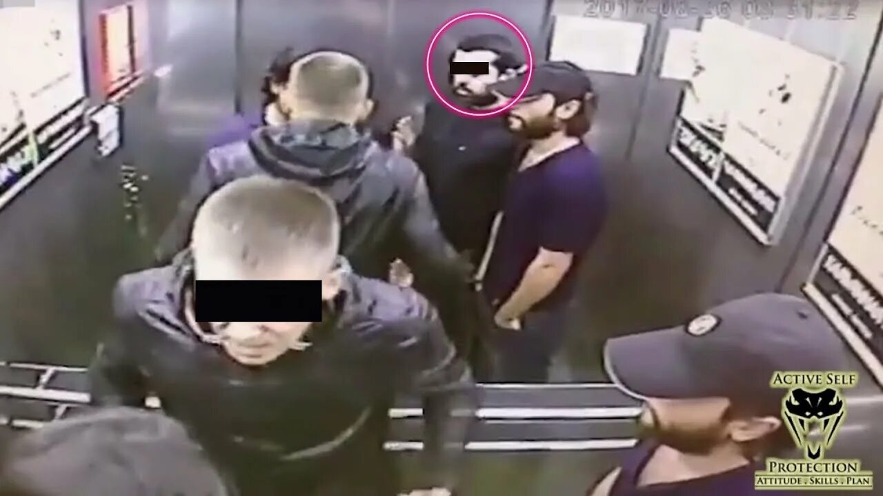 3 против толпы. Драка в лифте один против троих. драка в лифте гиф.