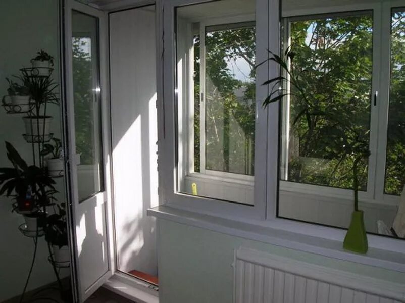 Балконный блок кбе. Пластиковая дверь на балкон. Оконно балконных. Балконный блок пластиковые окна. Оконно балконных.