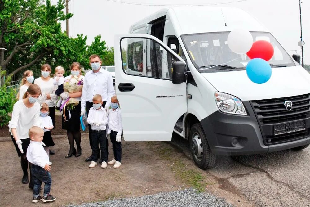 Получить автомобиль от государства многодетной семье. Микроавтобус для многодетной семьи. микроавтобус дети. микроавтобуса многодетным. автомобиль для многодетных.