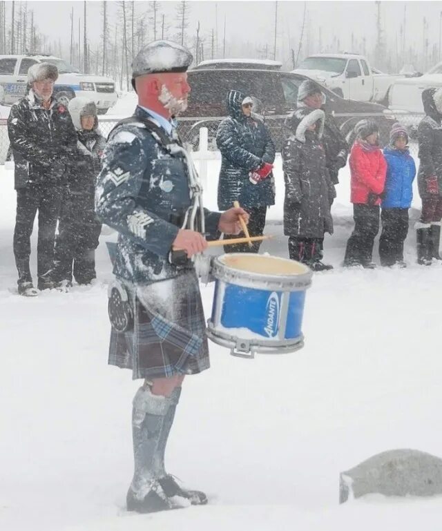 Слышен звон бубенцов издалека. Слышу звон бубенцов издалека. Мария мутлова. Слышу звон бубенцов издалека. Слышен звон бубенцов издалека книга фото толстой.