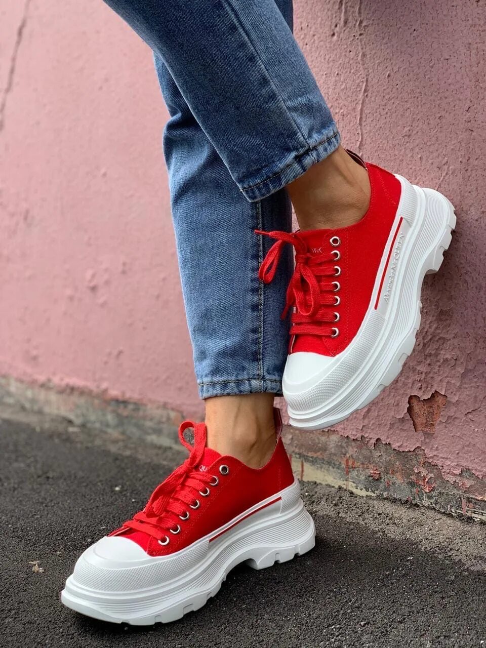 Туфли белые с красными шнурками. Keddo ботинки рыжие женские. Красные лаковые туфли мужские. Красно белые ботинки. Красно белые клоунские ботинки.