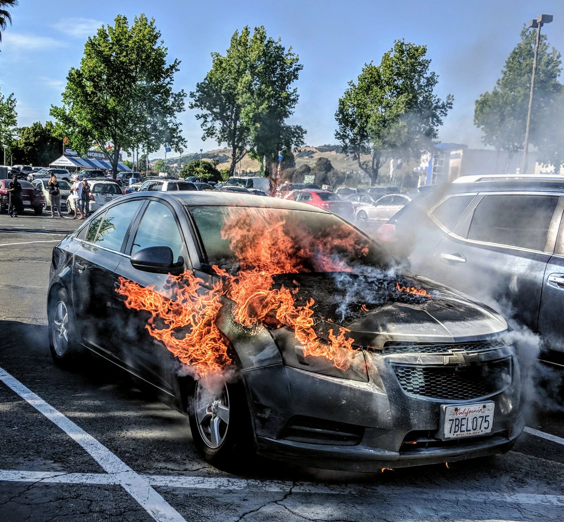 Машина в огне. Огонь на авто. Загорелся двигатель автомобиля