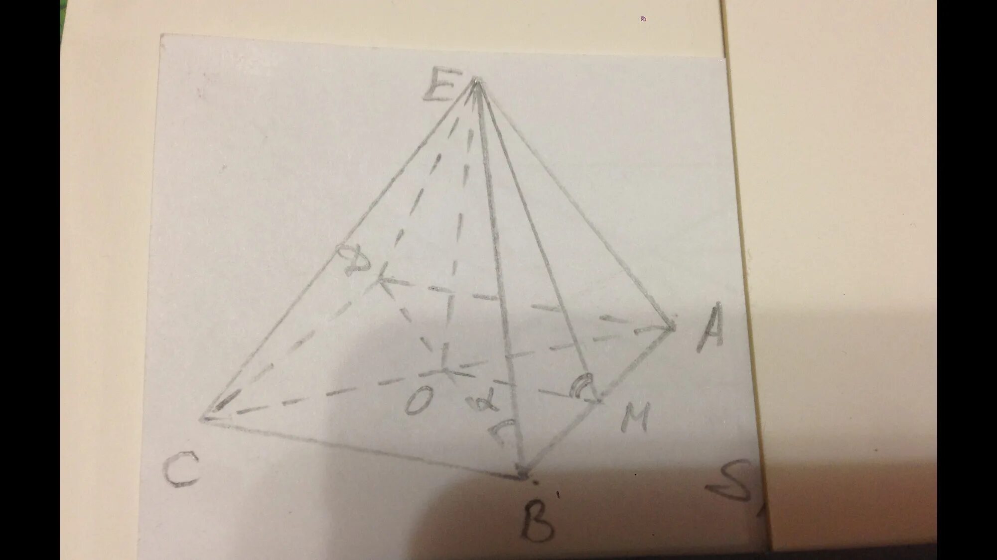 Плоский угол при вершине пирамиды. Апофема правильной четырехугольной пирамиды. Выполнить чертеж правильной четырехугольной пирамиды mabcd. Точка м равноудалена от всех сторон квадрата. В правильной четырехугольной пирамиде мавсд.