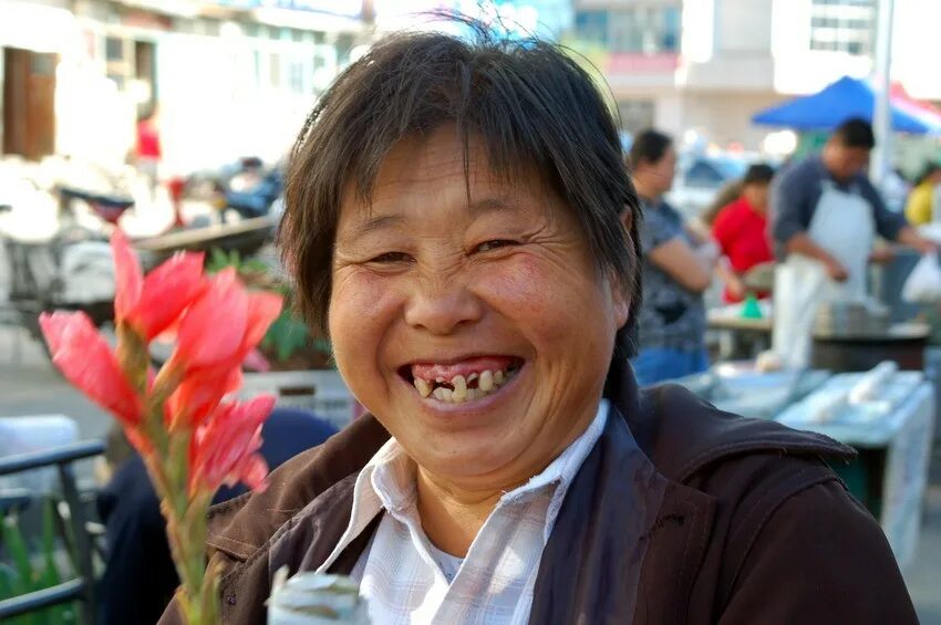 Настоящая китайская. Китаец улыбается. Улыбчивый китаец. Японец улыбается.