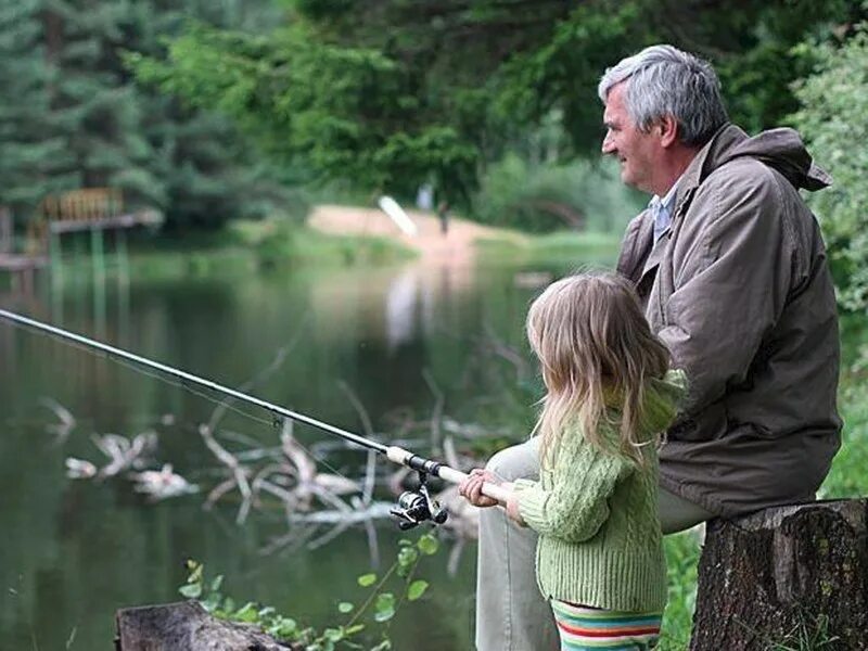 Рыбалка. Дети рыбачат с дедом. Рыба на удочке.