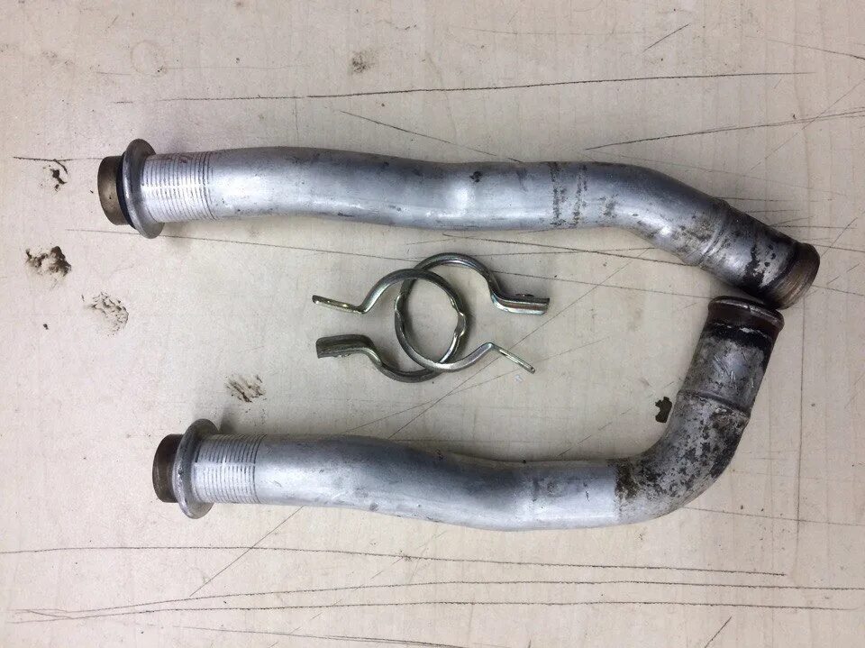 Обжим трубок радиатора печки тойота. Трубка радиатора отопителя. Трубка радиатора отопителя. Патрубки на радиатор отопителя 1118 калина. Патрубок радиатора печки мерседес 201.