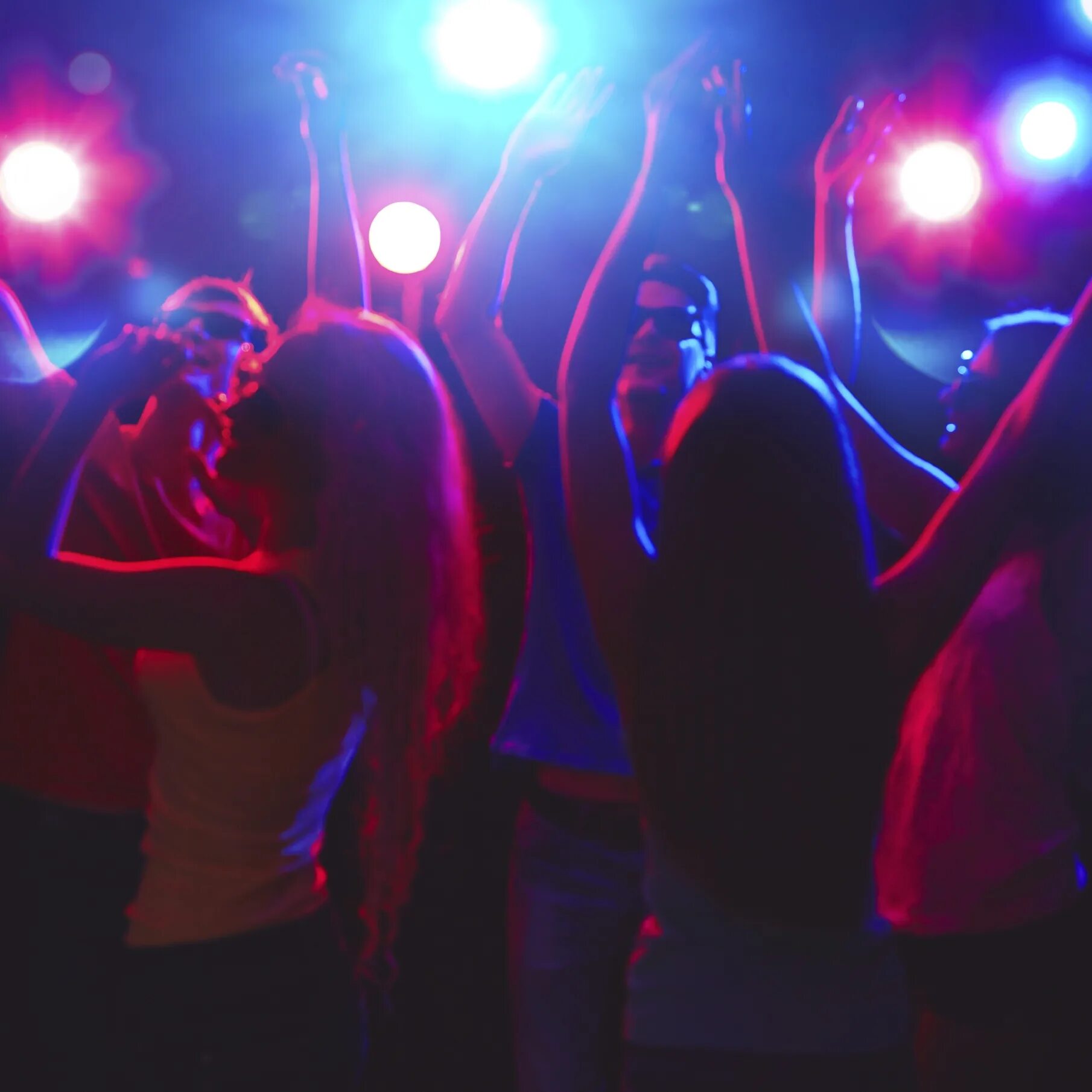 Девушка танцует в ночном клубе. Девушка в ночном клубе со спины. Спины девушек в клубе. Танцующая девушка в клубе. Спины девушек в клубе.