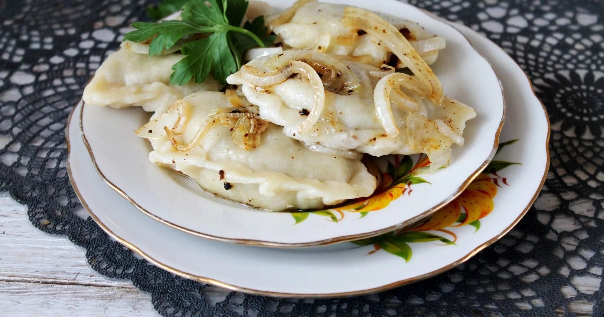 Мясные вареники. Вареники с мясом. вареники мясо картофельные. вареники с картошкой и мясом. вареники с говядиной.