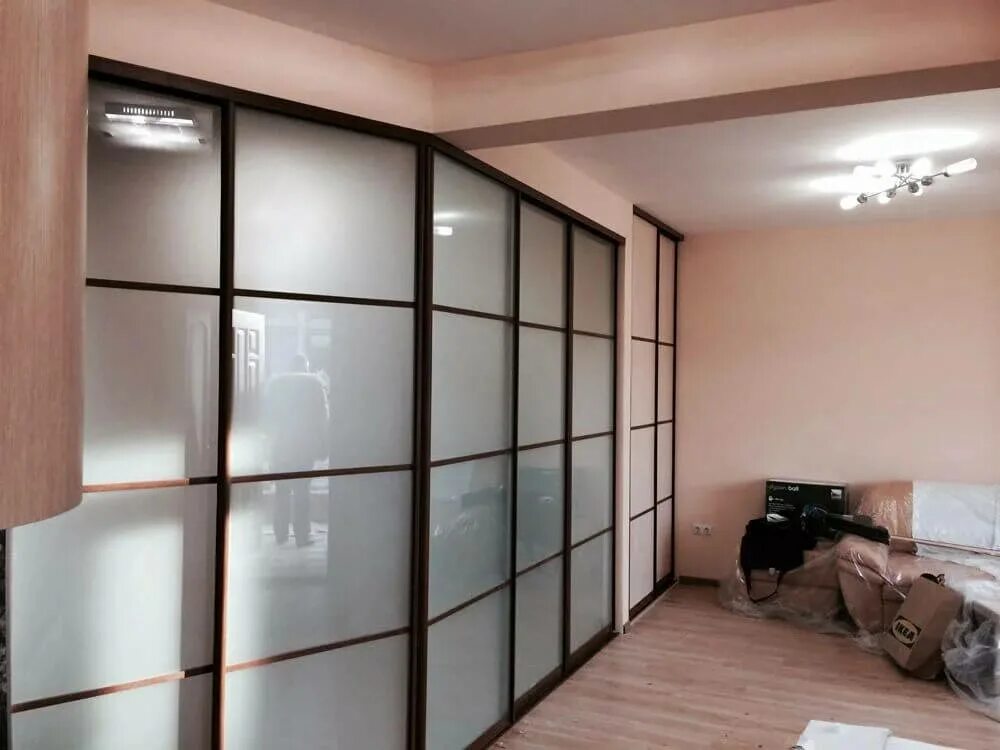 Стенка во всю стену для гостиной. Встроенный шкаф-купе в гостиную. Шкаф на всю стену в гостиной. Шкаф купе в гостиной. Шкаф купе с нишей под тв валерия 2800.