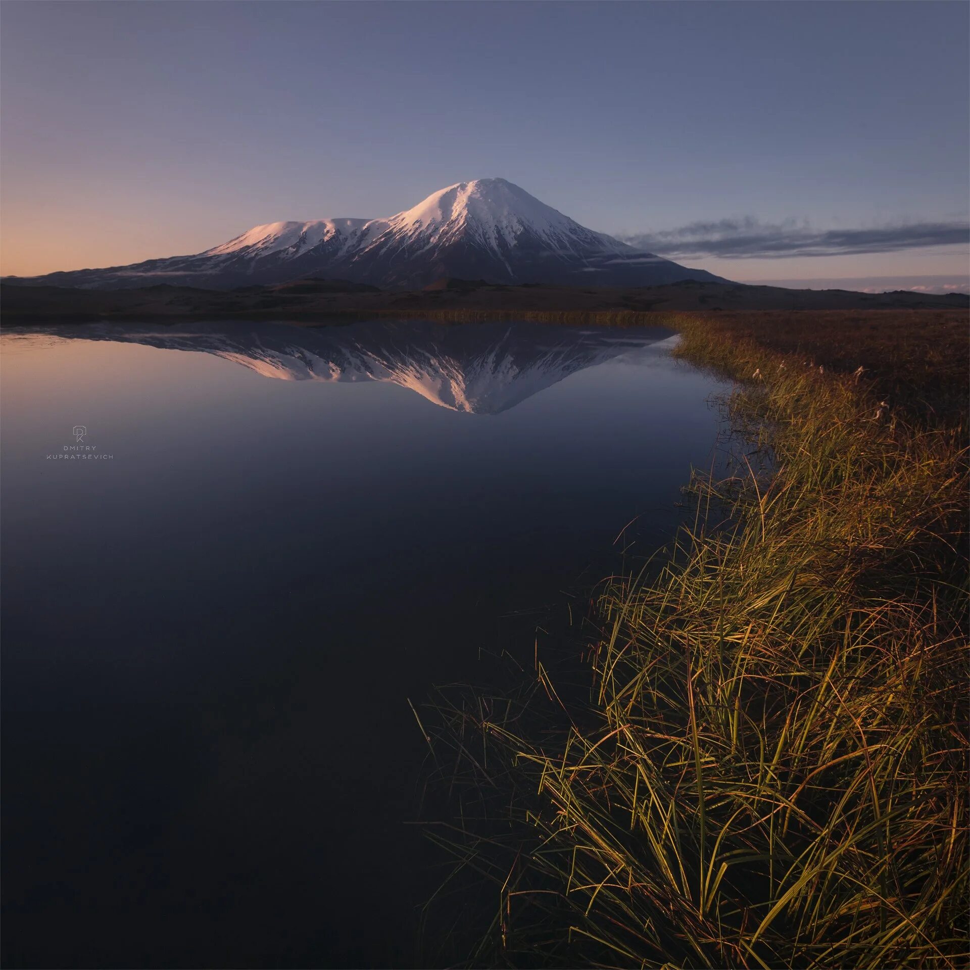 Ночное небо камчатка. Мишенка петропавловск камчатский. Ночное небо камчатка. Петропавловск-камчатский ночью. Камчатка ночью.