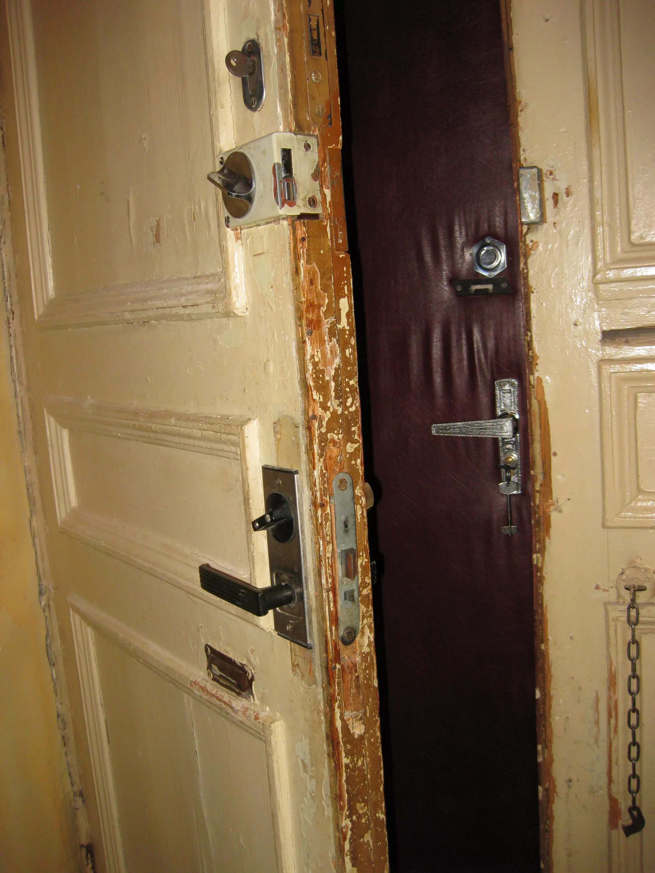 Старые входные двери в квартире. Старая входная дверь в квартиру. Советские деревянные двери. Старая деревянная входная дверь в квартиру. Старая металлическая дверь.