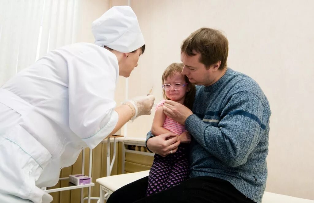 Уколы в ягодицу детям и они плачут. Уколы детям в больнице малышам. Уколы в ягодицу детям в школе очень больно. Уколы в ягодицу детям и они плачут. Больные уколы в ягодицу детям.