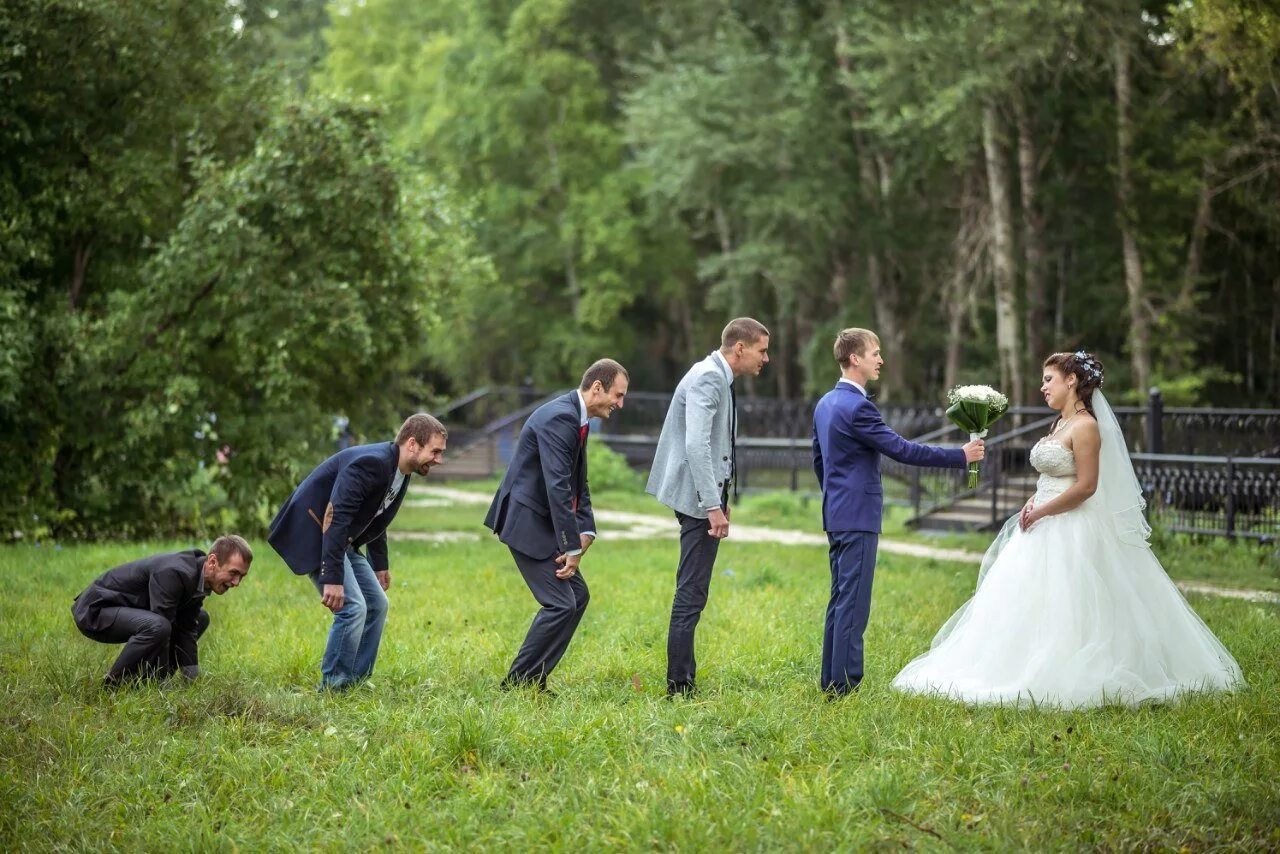 Веселая удачная свадьба. Свадебная фотосессия. Свадьба на природе. Идеи для свадебной фотосессии. Идеи для фотосессии свадьбы.