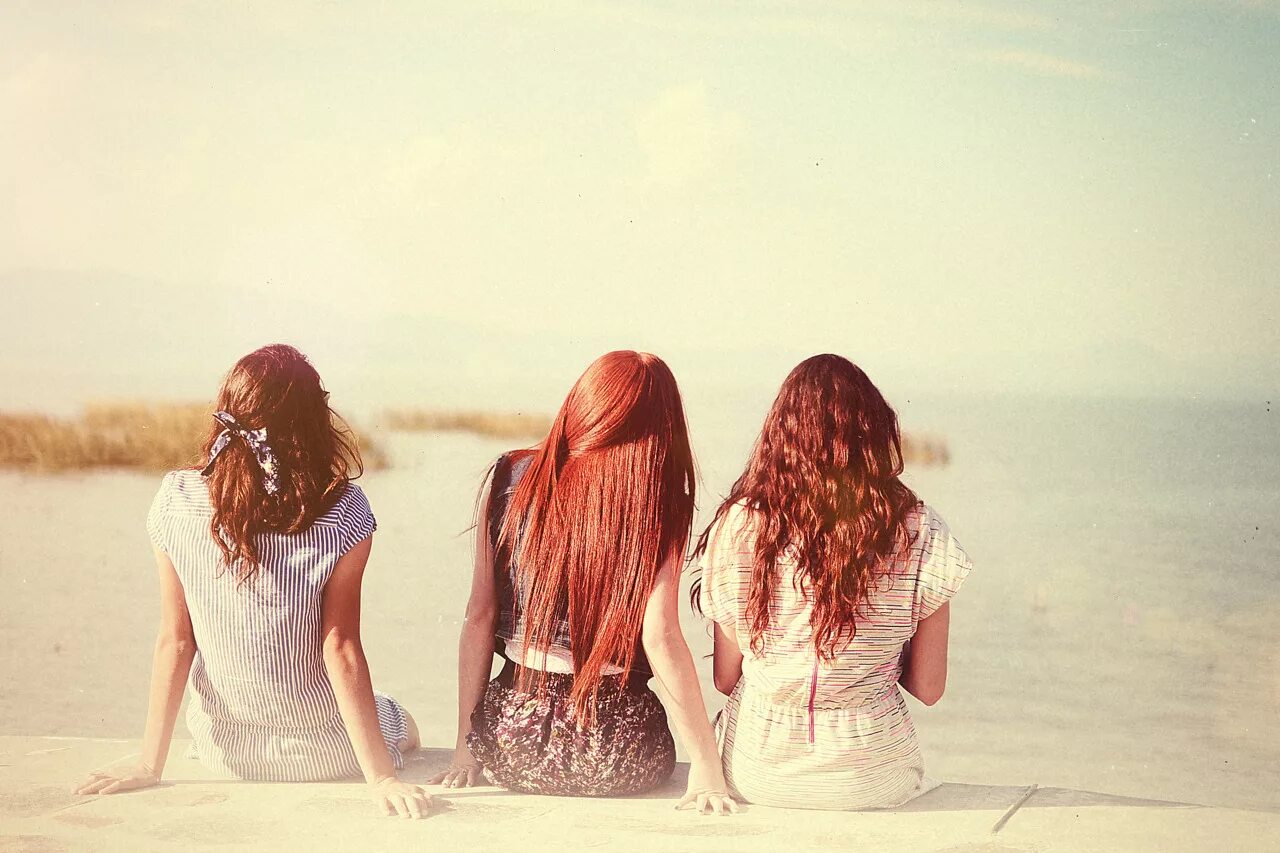 Уехали на юг три подружки. Красивые подруги. Три подруги. Две девушки со спины. Подруги вместе.