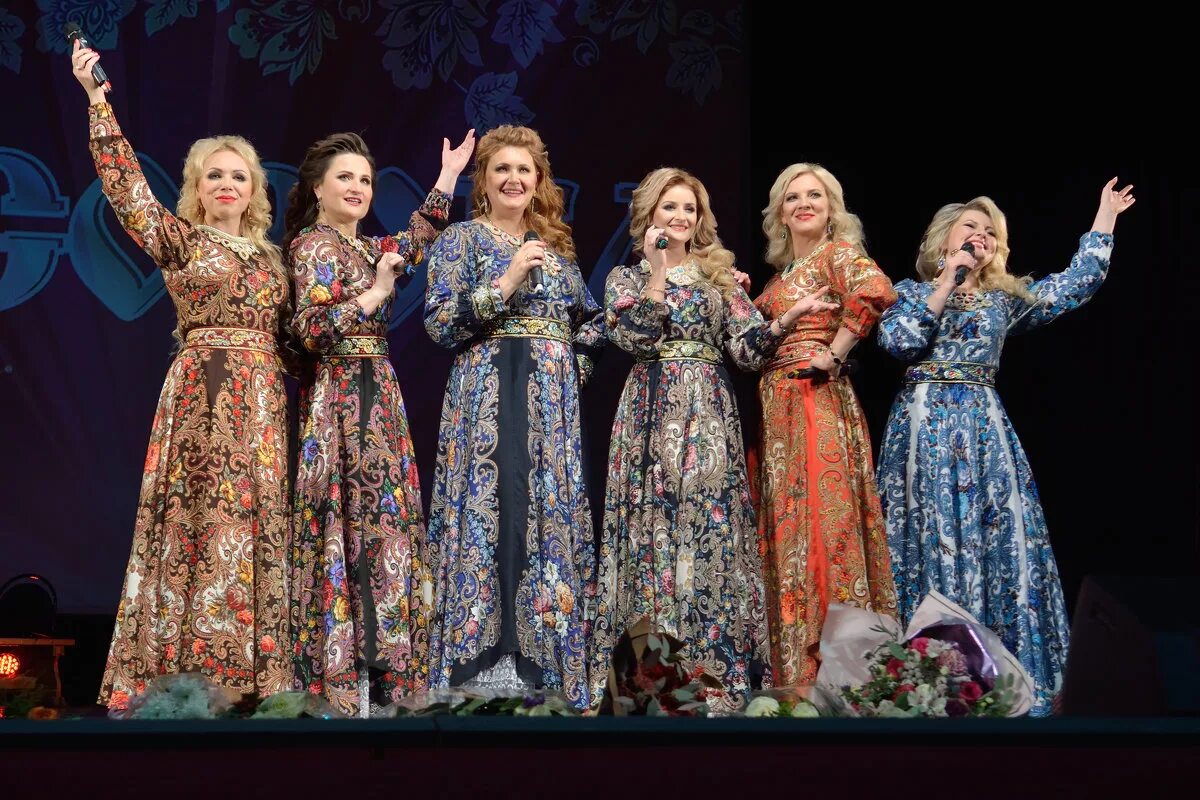 Платья для фольклорного ансамбля. Белые росы новосибирск ансамбль. Распевы щелково ансамбль. Костюмы фольклорные ансамбли. Яшкинский ансамбль сударушка.