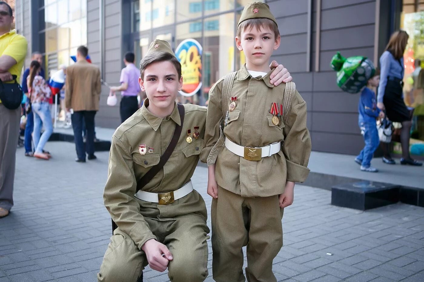 Мальчик на дне победы. Дети в военной форме. Мальчик в военной форме. Малыш в военной форме. Военная форма.