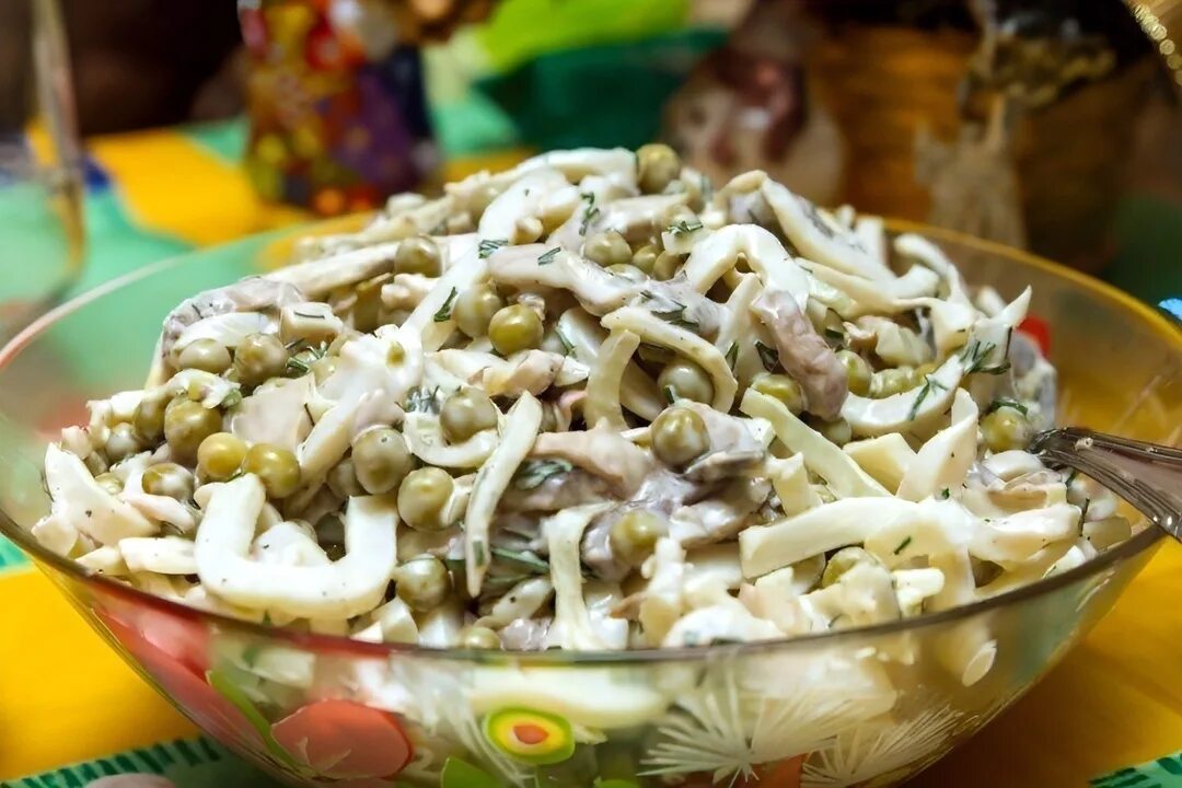 Салат с кальмарами и горошком. Салат с кальмарами и зеленым горошком. Салат с кальмарами горошком и яблоком. Салат с кальмарами зеленым горошком яйцом. Салат с кальмарами и горошком.