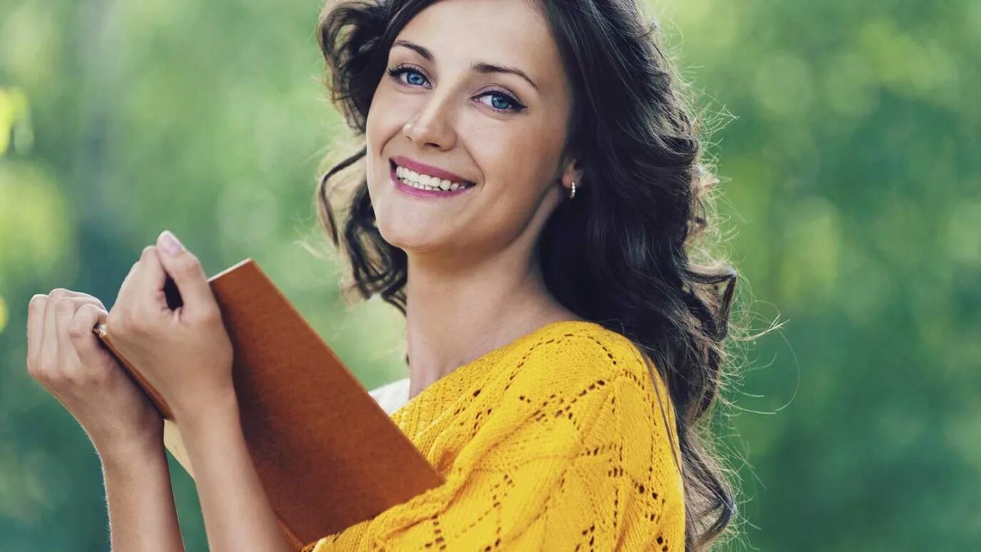 Портреты людей жизнерадостный женщина. Portrait of of beautiful young woman reading. Portrait of of beautiful young woman reading PNG. Portrait of a Happy woman in Dress holding present Boxes.