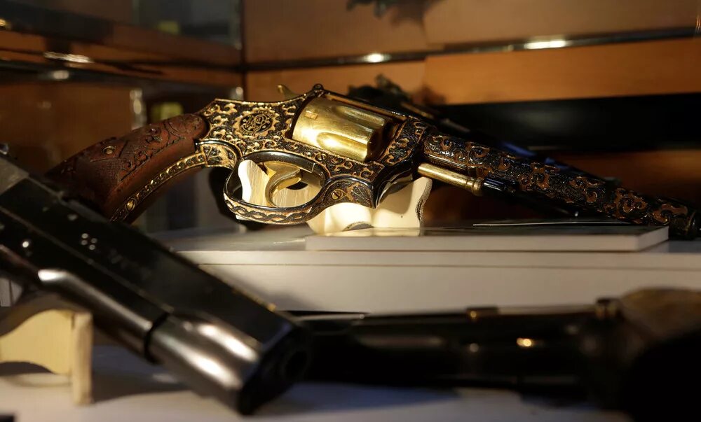 Оружие мексиканских наркобаронов. Colt 1911 наркобаронов. Золотое оружие наркобаронов. Золотые пистолеты нарко Бартнов. Украшенное оружие