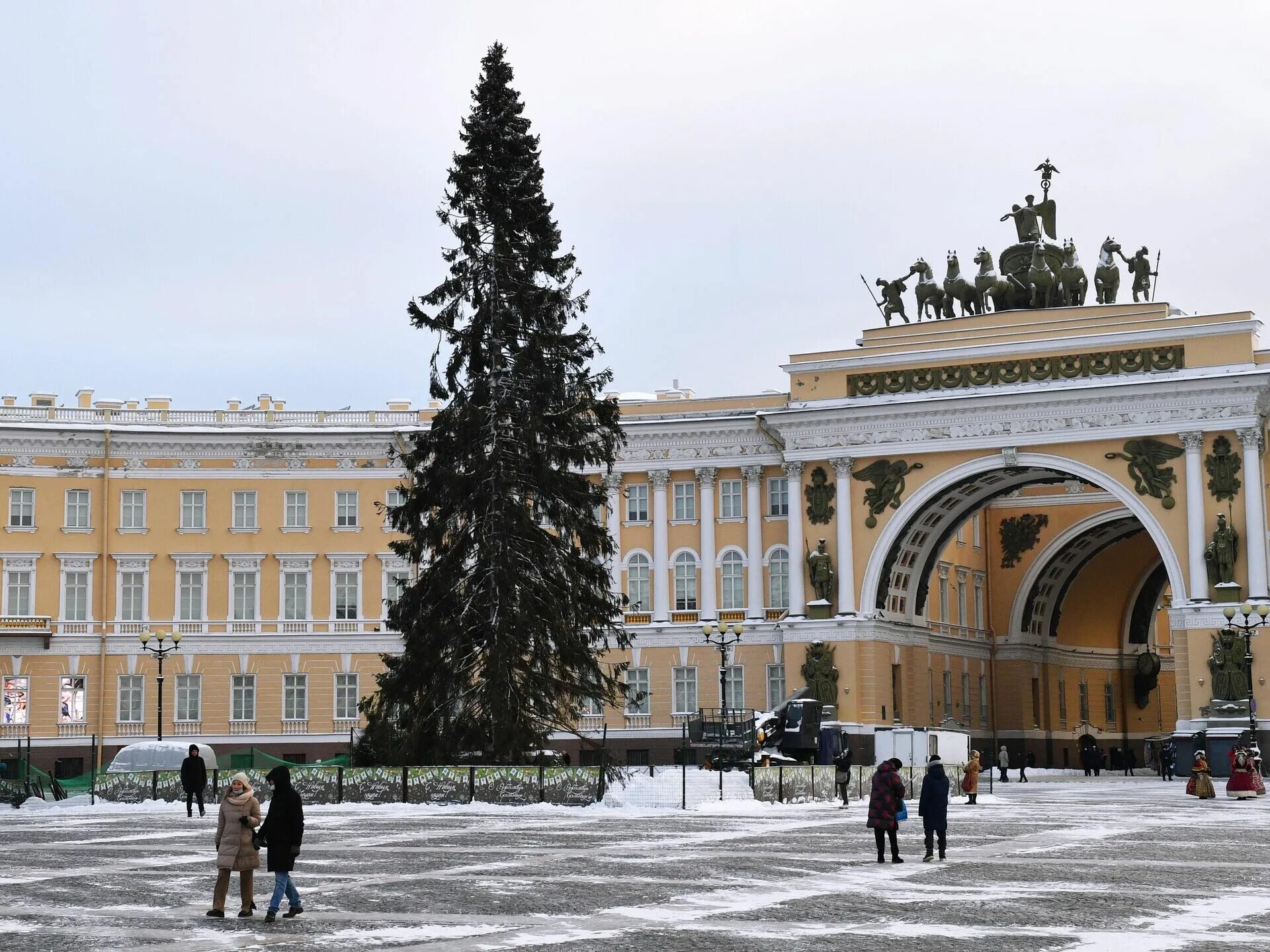 Елка в питере 2022 на дворцовой площади. Дворцовая площадь елка 2023. Дворцовая площадь январь 2024. Питер дворцовая площадь фото сейчас 2022. Ёлка на дворцовой площади 2022.