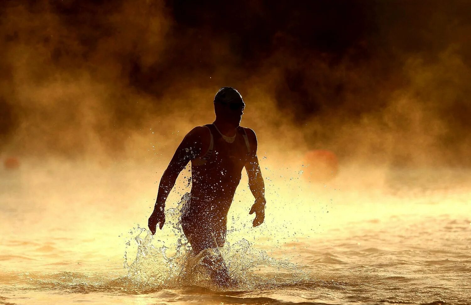 Силен вода. Человек из воды. Сильный духом человек. Человек выходит из воды.